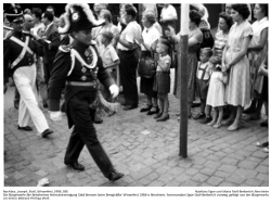 Die Bürgerwehr der Bensheimer Heimatvereinigung Oald Bensem beim Bersgträßer Winzerfest 1958 in Bensheim. Kommandant Egon Stoll-Berberich vorweg, gefolgt von der Bürgerwehr, am linken Bildrand Phillipp Wolf.