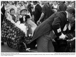 Die Biedermeiergruppe der Bensheimer Heimatvereinigung Oald Bensem beim Bersgträßer Winzerfest 1958 in Bensheim. Wagen mit Kindern der Biedermeiergruppe wird vorbereitet. Junge im Wagen: Thomas Wolf.