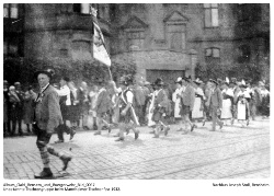 Unbekannte Trachtengruppe (vermutlich Bayern) beim Mannheimer Trachtenfest 1932.; Kennung: Album_Oald_Bensem_und_Buergerwehr_Bild_0057