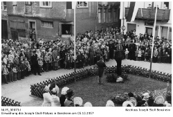 Einweihung des Josef Stoll-Platzes am 5. Oktober 1957. Blick auf die Gäste der Feierlichkeit an der Stadtmühle.; Kennung: NLJS_00073e