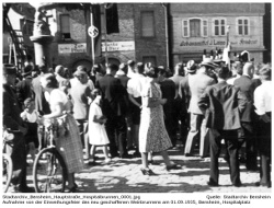 Fotografie vom 1. September 1935, die die feierliche Einweihung des neu gestalteten Brunnens zeigt.