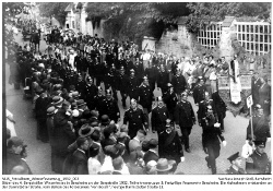Eindrücke vom Winzerfestzug 1932, Teilnehmergruppe 3, Fußgruppe: Freiwillige Feuerwehr Bensheim; Kennung: NLJS_Fotoalbum_Winzerfestumzug_1932_002