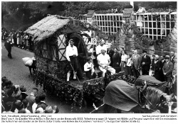 Teilnehmergruppe 19: Wagen mit Mühle und Personal sowie Esel mit Getreidesäcken.; Kennung: NLJS_Fotoalbum_Winzerfestumzug_1932_013