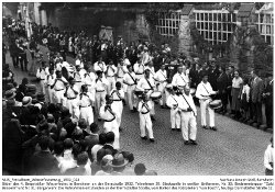 Teilnehmer 29: Blaskapelle in weißen Uniformen, Nr. 30: Biedermeierpaar "Oald Bensem" und Nr. 31: Bürgerwehr.; Kennung: NLJS_Fotoalbum_Winzerfestumzug_1932_024