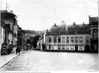 Der Palais provincial de Namur (links) auf dem Place Saint-Aubain im Ersten Weltkrieg. Im Hintergrund das Hotel St Aubain und die Festung Namur.; NLJS_Dokumente_CV_0570; digitalisiert und zusammengestellt: Frank-Egon Stoll-Berberich, 2023.