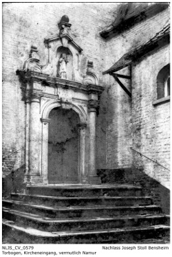 Torbogen, Kircheneingang, vermutlich Namur; Kennung: NLJS_Dokumente_CV_0579; digitalisiert und zusammengestellt: Frank-Egon Stoll-Berberich, 2023.