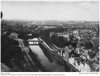 Aufnahme der Stadt Namur während des Ersten Weltkriegs, Blickrichtung Westen entlang der Sambre.; NLJS_Dokumente_CV_0591; digitalisiert und zusammengestellt: Frank-Egon Stoll-Berberich, 2023.