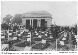 Blick auf den Soldatenfriedhof und die Ehrenhalle in Namur-Belgrade kurz nach der Fertigstellung um 1915; Kennung: NLJS_Dokumente_CV_0610; digitalisiert und zusammengestellt: Frank-Egon Stoll-Berberich, 2023.
