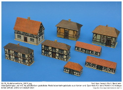 Handgefertigte Kartonmodelle von kleinen Wohnhäusern und Wirtschaftsgebäuden aus den 1930er bis späten 1940er Jahren im Maßstab 1:87 (H0). Die Gebäude wurden aus grobem Karton gefertigt und mit Papier beklebt, welches zuvor mit Tusche und Aquarell aufwendig gestaltet wurde. Teilweise wurden die fertigen Gebäude mit Klarlack überzogen. Kennung: NLJS_Modelleisenbahn_0003