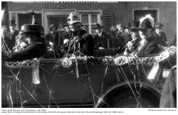 Joseph Stoll als Mitglied der Bensheimer Karnevalsgesellschaft "BKG" und Zugmarschall des Bensheimer Rosenmontagszugs Mitte der 1930er Jahre. Joseph Stoll als Mitglied der Bensheimer Karnevalsgesellschaft "BKG" und Zugmarschall des Bensheimer Rosenmontagszugs Mitte der 1930er Jahre.