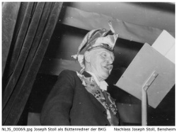 Joseph Stoll als Büttenredner der Bensheimer Karnevalsgesellschaft "BKG", Ort und Zeit unbekannt, vermutlich 1950er Jahre. Joseph Stoll als Büttenredner der Bensheimer Karnevalsgesellschaft "BKG", Ort und Zeit unbekannt, vermutlich 1950er Jahre.