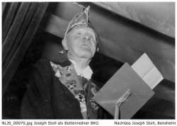 Joseph Stoll als Büttenredner der Bensheimer Karnevalsgesellschaft "BKG", Ort und Zeit unbekannt, vermutlich 1950er Jahre. Joseph Stoll als Büttenredner der Bensheimer Karnevalsgesellschaft "BKG", Ort und Zeit unbekannt, vermutlich 1950er Jahre.