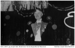 Joseph Stoll als Büttenredner der Bensheimer Karnevalsgesellschaft "BKG", Ort und Zeit unbekannt, vermutlich 1950er Jahre. Joseph Stoll als Büttenredner der Bensheimer Karnevalsgesellschaft "BKG", Ort und Zeit unbekannt, vermutlich 1950er Jahre.