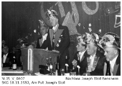 Joseph Stoll als Büttenredner, Präsident und Ehrenvorsitzender der Bensheimer Karnevalsgesellschaft "BKG", 18. November 1950, Ort unbekannt.