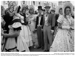 Die Biedermeiergruppe der Heimatvereinigung bei der Aufstellung zum Winzerfestumzug des Bergsträßer Winzerfests 1958 in Bensheim. Die Personengruppe in der Mitte v.l.n.r.: Sigrid Weber (geb. Stoll-Berberich), Hiltrud Reder (geb. Mohr), Rudolf Wolf und Jürgen Stoll-Berberich.