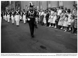 Die Bürgerwehr der Bensheimer Heimatvereinigung Oald Bensem beim Bersgträßer Winzerfest 1958 in Bensheim. Kommandant Egon Stoll-Berberich vorweg, gefolgt von der Bürgerwehr.