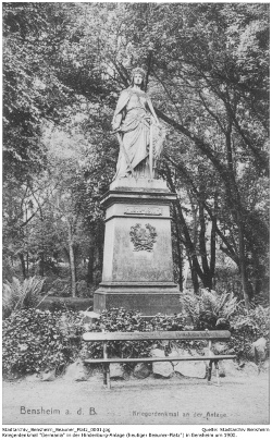 Die Germania in der Kaiser Wilhelm-Anlage in Bensheim. Das Denkmal des Krieges 1870-1871 stand ursprünglich in der Parkanlage (heutiger Beauner Platz) unmittelbar an der Bahnhofstraße, wurde dann an den nördlichen Rand des Parks verlegt, dies aufgrund der von Joseph Stoll initiierten Umbauarbeiten des Platzes zur Unterbringung des Winzerfestes und wurde schlußendlich 1945 durch Beschuss zerstört.