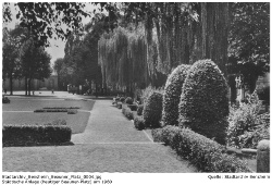 Ein Eindruck des städtischen Kleinods, wie es bis in die 1980er Jahre noch zu finden war. Parkanlage mit Bachlauf und altem Baumbestand. Durch die Neugestaltung des Platzes in den 1980er Jahren fiel die gesamte Grünfläche weg.