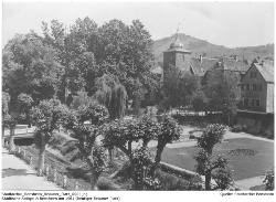 Ein Eindruck des städtischen Kleinods, wie es bis in die 1980er Jahre noch zu finden war. Parkanlage mit Bachlauf und altem Baumbestand. Durch die Neugestaltung des Platzes in den 1980er Jahren fiel die gesamte Grünfläche weg.