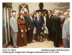 Eröffnung der Joseph Stoll-Passage am 4. September 1966. Fabrikant Andreas Zieringer, Bürgermeister Wilhelm Kilian, Joseph Stolls Witwe Margarete Stoll, Anna Mohr als "Fraa vun Bensem", Egon Stoll-Berberich und Hans Roth von der Heimatvereinigung "Oald Bensem".