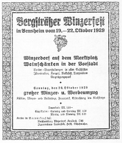 Werbeanzeige vom 17.10.1929 für das erste Bergsträßer Winzerfest 1929, Text: Bergsträßer Winzerfeft in Bensheim vom 19.-22. Oftober 1929, Winzerdorf auf dem Marktplatz, Weinschänken in der Vorstadt,Sonder-Veranstaltungen in allen Gaststätten, Illumination, Konzert, Volksfest, Tanzpodium Vergnügungspark, Sonntag, den 20. Oktober 1929 großer Winzer u. Werbeumzug, Kübler, Winzer und Volkstänze, Feuerwerk, Beleuchtung des Kirchbergs, Dauerkarte Mk. 1.50-, Einzelkarten: Samstag und Sonntag Mk. 0.30 Montag und Dienstag Mk. 0.20, Karten im Vorverkauf bei: Buchhandlung Mezendorf, Kaulbach, Obst Zigarrenhaus Lautenfeld, Hesch, Schuhmacher.; Kennung: 01_Anzeige_Bergstraesser_Winzerfest_1929_BA_19291017