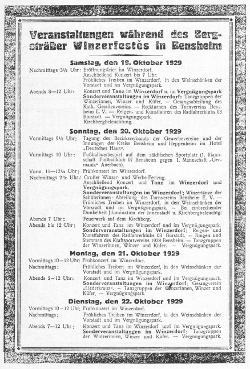 Programm des ersten Bergsträßer Winzerfestes veröffentlich im Bergsträßer Anzeigeblatt, Text: Veranstaltungen während des Bergsträßer Winzerfestés in BensheimSamstag, den 19. Oktober 1929, Nachmittags 3 1/2 Uhr: Eröffnungsfeier im Winzerdorf. Anschließend Konzert bis 7 Uhr. Abends 8-12 Uhr: Fröhliches Treiben im Winzerdorf, in den Weinschänken der Vorstadt und im Vergnügungspark. Konzert und Tanz im Winzerdorf u. im Vergnügungspark; Sonderveranstaltungen im Winzerdorf: Tanzgruppen der Winzerinnen, Winzer und Küfer. Gesangsabteilung des Kath. Gesellenvereins. Reckturnen des Turnvereins Bensheim E. V. Reigen- und Kunstfahren des Radfahrerklubs 03 Bürstadt. Vergnügungspark. Kirchbergbeleuchtung. Sonntag, den 20. Oktober 1929, Vormittags 9 1/2 Uhr: Tagung des Bezirksverbands der Gewerbevereine und der Innungen der Kreise Bensheim und Heppenheim im Hotel "Deutsches Haus"; Vormittags 10 Uhr: Fußballwerbespiel auf dem städtischen Sportplatz (1. Mannschaft Fußballklub 07 Bensheim gegen 1. Mannschaft Germania Auerbach); Vorm. 11 1/2 Uhr: Frühkonzert im Winzerdorf; Nachmittags 2 1/2 Uhr: Großer Winzer- und Werbe-Festzug. Anschließend Konzert und Tanz im Winzerdorf und Vergnügungspark. Sonderveranstaltungen im Winzerdorf: Winzertänze der Schülerinnen - Abteilung des Turnvereins Bensheim E. V. Fröhliches Treiben im Winzerdorf, in den Weinschänken der Vorstadt und im Vergnügungspark. Bei einbrechender Dunkelheit Illumination der Innenstadt u. Kirchbergbeleuchtg, Abends 7 Uhr: Feuerwerk auf dem Kirchberg; Abends bis 12 Uhr: Konzert und Tanz im Winzerdorf und im Vergnügungspark Sonderveranstaltungen im Winzerdorf: Reigen- und Kunstfahren des Radfahrerklubs 03 Bürstadt. Ringen und Stemmen des Kraftsportvereins 1928 Bensheim. Tanzgruppen der Winzerinnen, Winzer und Küfer. Vergnügungspark. Montag, den 21. Oktober 1929; Vormittags 10-12 Uhr: Frühkonzert im Winzerdorf, Nachmittags: Fröhliches Treiben im Winzerdorf, in den Weinschänken der Vorstadt und im Vergnügungspark. Abends 8-12 Uhr: Konzert und Tanz im Winzerdorf und im Vergnügungspark. Sonderveranstaltungen im Winzerdorf: Gesangverein "Liederkranz". Tanzgruppen der Winzerinnen, Winzer und Küfer, Vergnügungspark. Dienstag, den 22. Oktober 1929, Vormittags 10-12 Uhr: Frühkonzert im Winzerdorf Nachmittags: Fröhliches Treiben im Winzerdorf, in den Weinschänken der Vorstadt und im Vergnügungspark. Abends 7-12 Uhr: Konzert und Tanz im Winzerdorf und im Vergnügungspark. Sonderveranstaltungen im Winzerdorf: Tanzgruppen der Winzerinnen, Winzer und Küfer. - Vergnügungspark; Kennung: 02_Anzeige_Bergstraesser_Winzerfest_1929_Bericht_BA_Programm