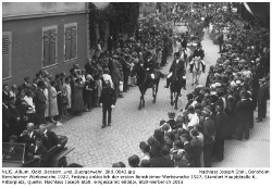 Festumzug anlässlich der ersten Bensheimer Werbewoche 1927. Im Fahrzeug: Joseph Stoll hinten rechts, daneben Bürgermeister Angermeier. Standort des Fotographen Hauptstraße 6 (Hoffotograf Schmidt), im Hintergrund: Ritterplatz.; Kennung: Album_Oald_Bensem_und_Buergerwehr_Bild_0043