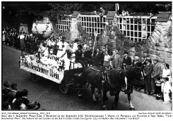 Teilnehmergruppe 7, Wagen mit Weinglass und Personen in Toga. Motto: "Trinkt Bensheimer Wein"; Kennung: NLJS_Fotoalbum_Winzerfestumzug_1932_005