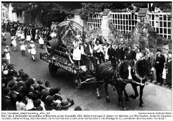 Teilnehmergruppe 8, Wagen mit Weinfass und Weinflaschen. Aufschrift: Garantiert naturrein, 1931er Hohberg, Stadt Bensheim; Kennung: NLJS_Fotoalbum_Winzerfestumzug_1932_006