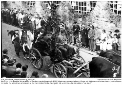 Teilnehmergruppe unbekannt, Wagen mit Weinfass und Rebenschmuck, sowie Winzer mit Hotte.; Kennung: NLJS_Fotoalbum_Winzerfestumzug_1932_007