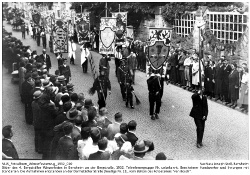 Teilnehmergruppe Nr. unbekannt, Bensheimer Handwerker und Innungen mit Standarten.; Kennung: NLJS_Fotoalbum_Winzerfestumzug_1932_010