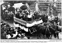 Teilnehmergruppe 18: Wagen mit Personen in Biedermeiertracht "Datterich"; Kennung: NLJS_Fotoalbum_Winzerfestumzug_1932_012