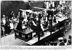 Teilnehmergruppe 22: Wagen mit Frauen und Kindern in Tracht bei der Heimarbeit (Spinnen, Nähen etc.); Kennung: NLJS_Fotoalbum_Winzerfestumzug_1932_016