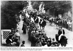 Teilnehmergruppe Nummer unbekannt: Reiter.; Kennung: NLJS_Fotoalbum_Winzerfestumzug_1932_018