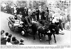 Teilnehmergruppe unbekannte Nummer: Zweispänner, Kutsche mit üppigem Blumenschmuck.; Kennung: NLJS_Fotoalbum_Winzerfestumzug_1932_021