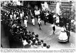 Teilnehmernummer unbekannt; Biedermeierpaar "Olad Bensem" gefolgt von "Schützengilde Bretten 1504"; Kennung: NLJS_Fotoalbum_Winzerfestumzug_1932_023