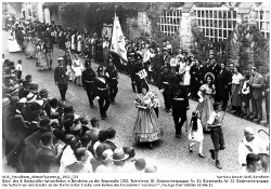 Teilnehmer 30: Biedermeiergruppe, Nr. 31: Bürgerwehr, Nr. 32: Biedermeiergruppe.; Kennung: NLJS_Fotoalbum_Winzerfestumzug_1932_025