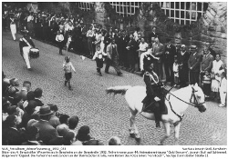 Teilnehmergruppe 44: Heimatvereinigung "Oald Bensem", Joseph Stoll auf Schimmel, Bürgerwehr folgend.; Kennung: NLJS_Fotoalbum_Winzerfestumzug_1932_033