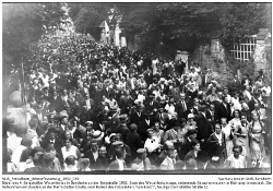 Ende des Winzerfestumzugs, strömende Besuchermassen in Richtung Innenstadt.; Kennung: NLJS_Fotoalbum_Winzerfestumzug_1932_035