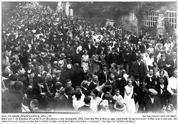 Ende des Winzerfestumzugs, strömende Besuchermassen in Richtung Innenstadt.; Kennung: NLJS_Fotoalbum_Winzerfestumzug_1932_036