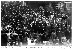 Ende des Winzerfestumzugs, strömende Besuchermassen in Richtung Innenstadt.; Kennung: NLJS_Fotoalbum_Winzerfestumzug_1932_037