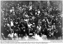 Ende des Winzerfestumzugs, strömende Besuchermassen in Richtung Innenstadt.; Kennung: NLJS_Fotoalbum_Winzerfestumzug_1932_038