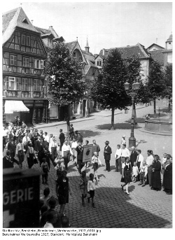 Festumzug anlässlich der ersten Bensheimer Werbewoche 1927. Standort des Fotographen: Marktplatz Bensheim; Kennung: Stadtarchiv_Bensheim_Bensheimer_Werbewoche_1927_0001; Quelle: Stadtarchiv Bensheim