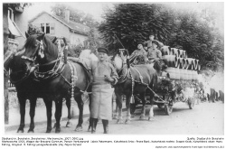 Bensheimer Werbewoche 1928, Wagen der Brauerei Guntrum, Person im Vordergrund: Jakob Petermann, Kutschbock links: Franz Back, Kutschbock rechts: Joseph Koob, Kutschbock oben: Hans Röhrig, Originalaufnahme: H. Röhrig, Landgrafenstraße 10a, Repro Scheid; Kennung: Stadtarchiv_Bensheim_Bensheimer_Werbewoche_1927_0003; Quelle: Stadtarchiv Bensheim