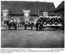 Bensheimer Werbewoche 1928, Wagen der Spengler, von unten l.n.r.: Mit Zylinder Bodemann, Franz Dennig, auf dem Wagen: Philipp Schuhmann, Franz Denig, Christian Eichhorn, Philipp Dreiling, Willi Samstag, Fritz Treffert, Franz Mohr, Heinrich Sattler, Philipp Emig, Philipp Arzberger, Ludwig Höfle ; Kennung: Stadtarchiv_Bensheim_Bensheimer_Werbewoche_1927_0004; Quelle: Stadtarchiv Bensheim