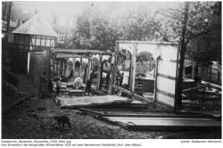 Bauarbeiten am ersten Winzerdorf auf dem Bensheimer Marktplatz für das Winzerfest 1929