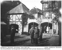 Eindrücke vom Winzerdorf für das erste Bergsträßer Winzerfest 1929, vermutlich an einem ruhigen Vormittag oder vor der Eröffnung; Kennung: Stadtarchiv_Bensheim_Winzerfest_1929_0002