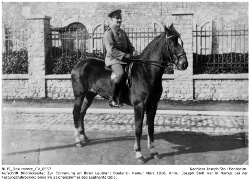 Joseph Stoll als Soldat des Train-Bataillons, 1915. Dunkelblauer Rock mit hellblauem Kragen und Ärmelaufschlägen und schwarzer Hose. Kennung: NLJS_Dokumente_CV_0586; digitalisiert und zusammengestellt: Frank-Egon Stoll-Berberich, 2023.