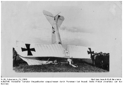 Aufschrift Bildrückseite: Rumpler Doppeldecker abgeschossen durch Franzosen bei Roasel, beide Piloten unverletzt (an der Somme); Kennung: NLJS_Dokumente_CV_0558; digitalisiert und zusammengestellt: Frank-Egon Stoll-Berberich, 2023.