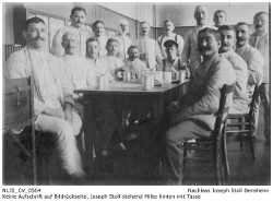 Joseph Stoll (stehend mit Tasse) (1915-1918) vermutlich in Darmstadt beim Train-Bataillon im Kreise seiner Kameraden. Kennung: NLJS_Dokumente_CV_0564; digitalisiert und zusammengestellt: Frank-Egon Stoll-Berberich, 2023.